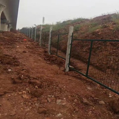 鐵路防護柵欄在橋梁上的應用與重要性